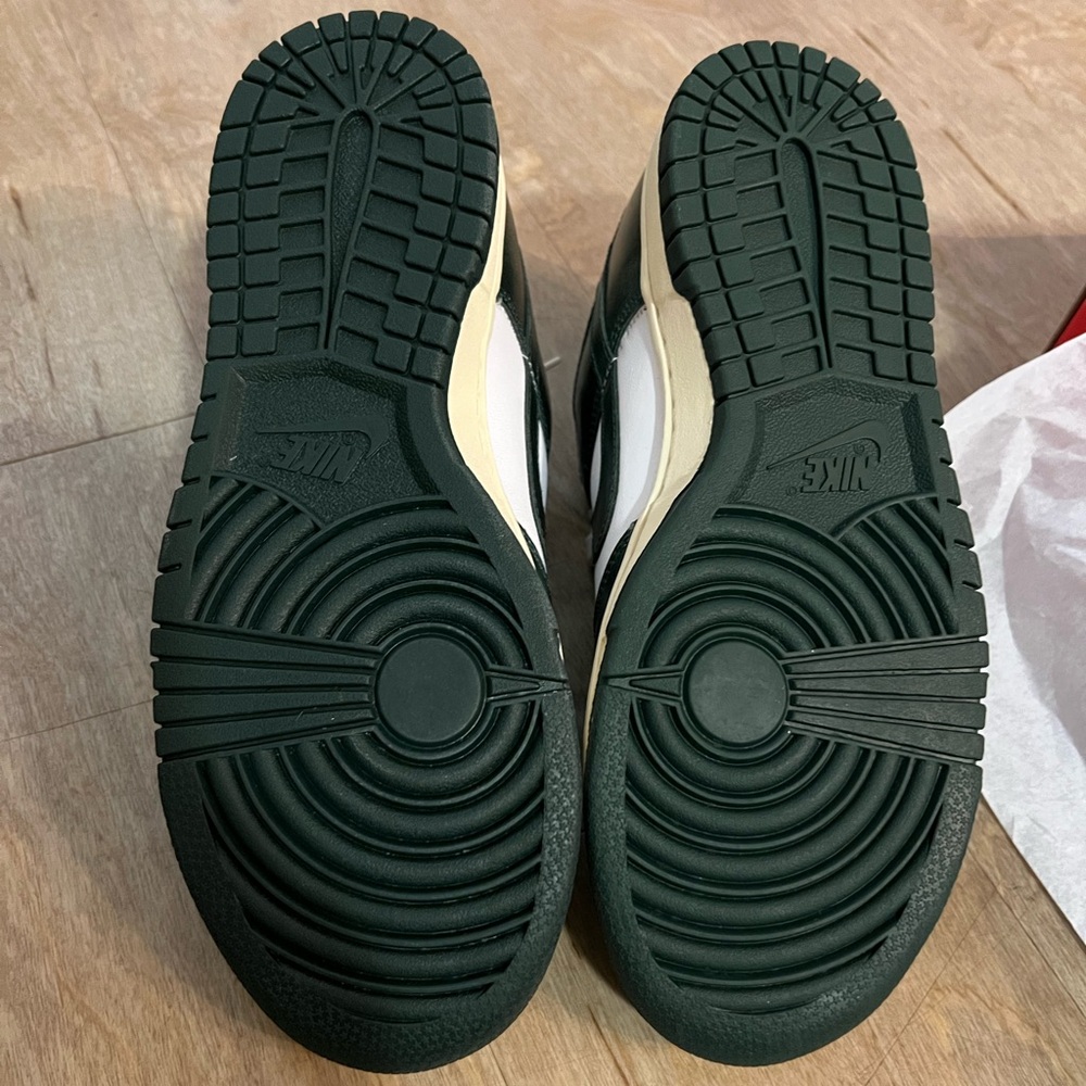 Nike Dunk Low Vintage Green - Picture 2 of 5